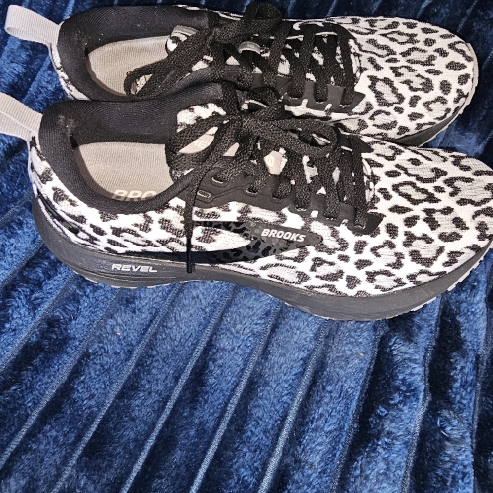 Brooks revel leopard print sneakers used lightly